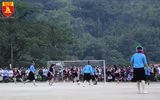 Các cô gái xinh đẹp trong trang phục dân tộc đá bóng ở Quảng Ninh